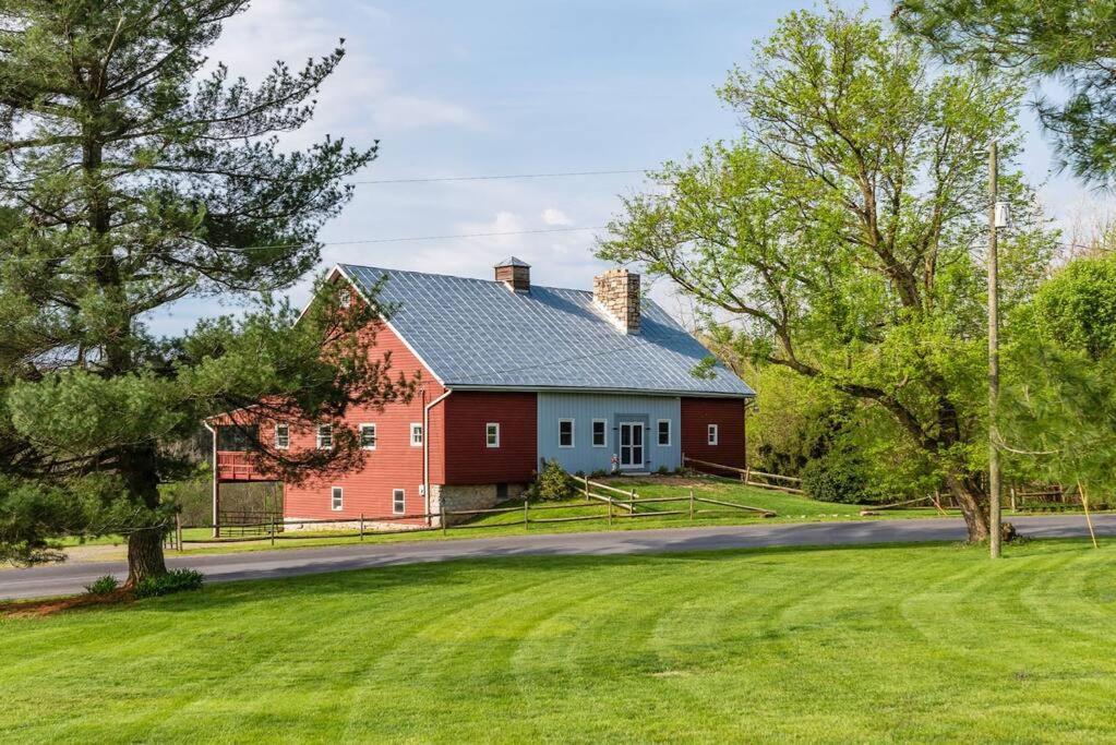 The Barn At Evermore: Riverfront Retreat W/Hot Tub Лурей Екстериор снимка